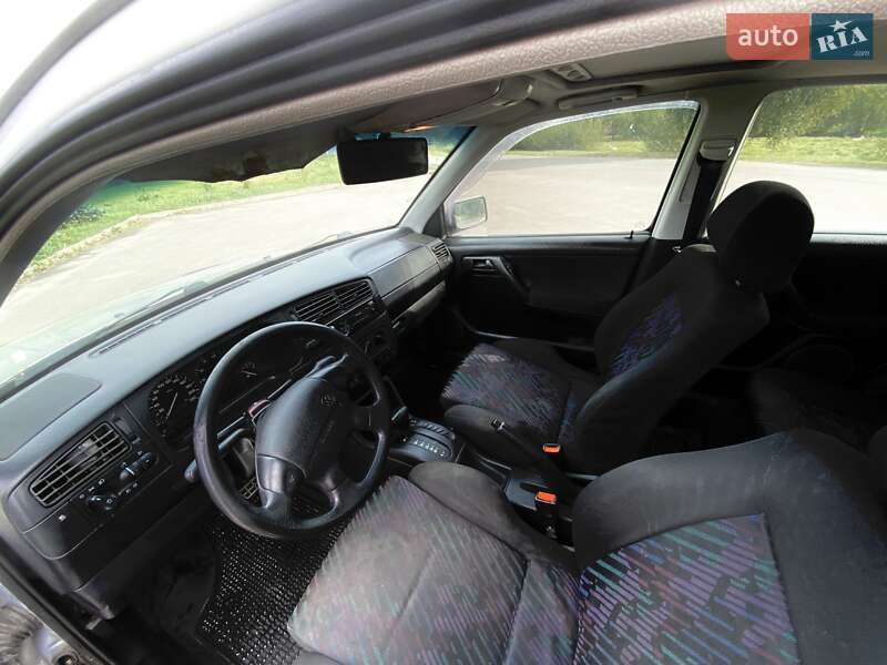 Хэтчбек Volkswagen Golf 1996 в Ровно