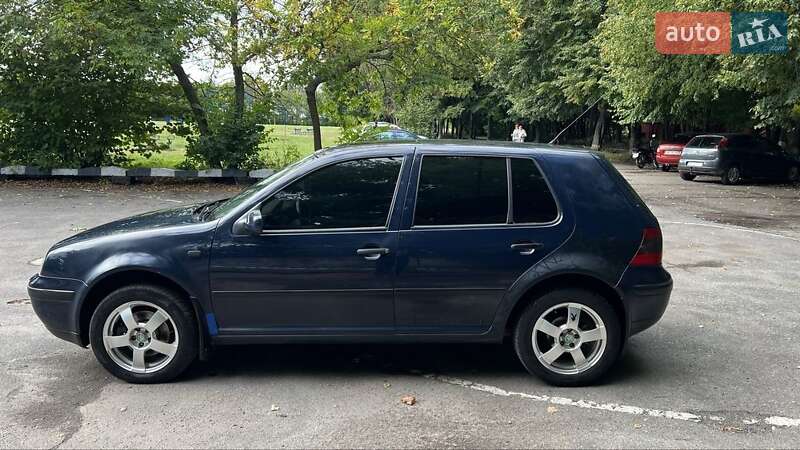 Хэтчбек Volkswagen Golf 2001 в Казатине