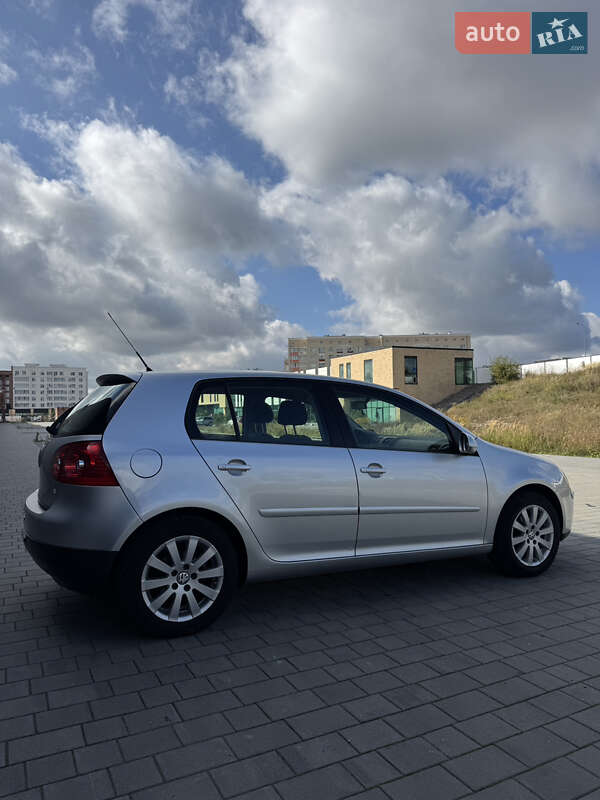 Хетчбек Volkswagen Golf 2005 в Хмельницькому