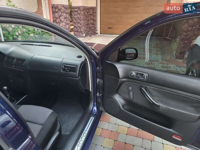 Хетчбек Volkswagen Golf 2000 в Іршаві