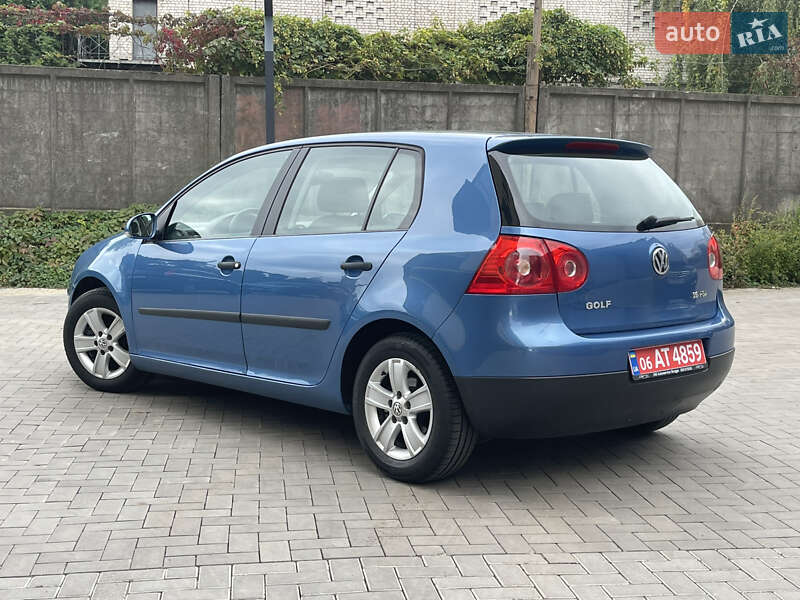 Хетчбек Volkswagen Golf 2004 в Житомирі