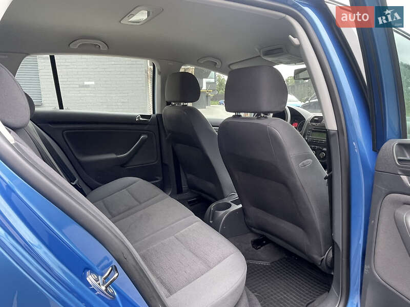 Хетчбек Volkswagen Golf 2004 в Житомирі