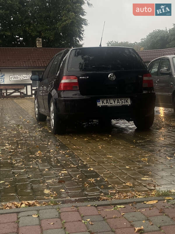 Хэтчбек Volkswagen Golf 2003 в Городке