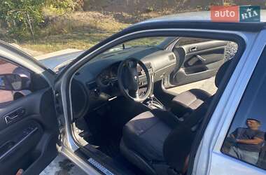 Хэтчбек Volkswagen Golf 2001 в Ватутино