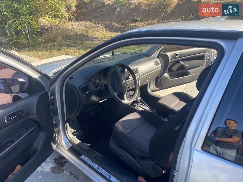 Хэтчбек Volkswagen Golf 2001 в Ватутино