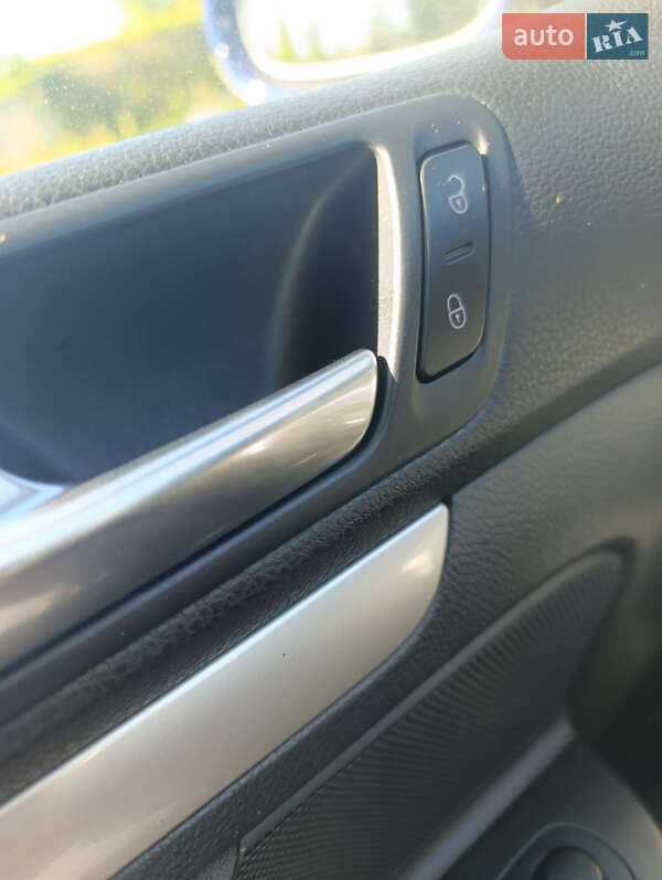 Хетчбек Volkswagen Golf 2009 в Сумах