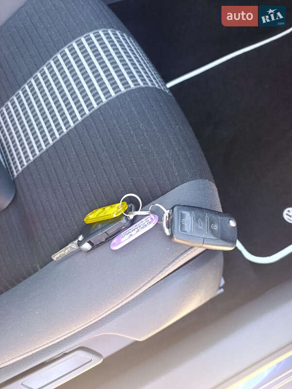 Хетчбек Volkswagen Golf 2009 в Сумах