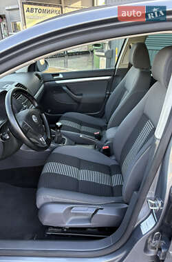 Хэтчбек Volkswagen Golf 2009 в 