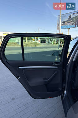 Хэтчбек Volkswagen Golf 2009 в 