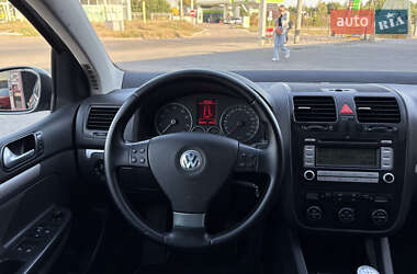 Хэтчбек Volkswagen Golf 2009 в 