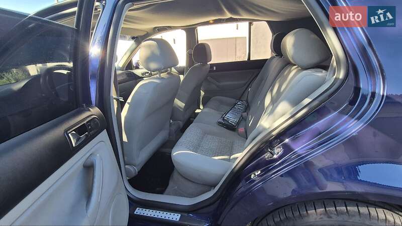 Хетчбек Volkswagen Golf 2002 в Звягелі