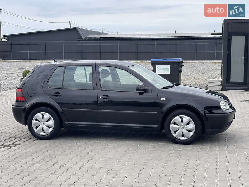 Хетчбек Volkswagen Golf 2001 в Чернівцях