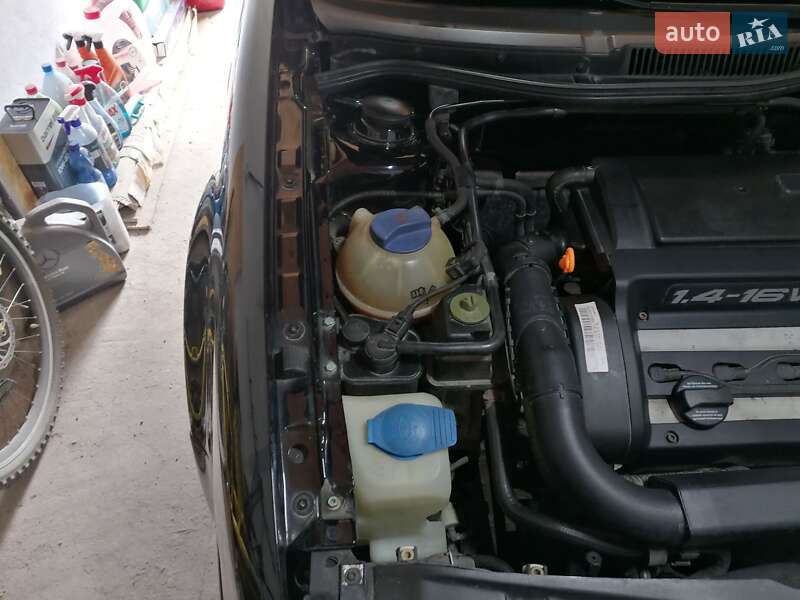 Хетчбек Volkswagen Golf 2000 в Микулинцях