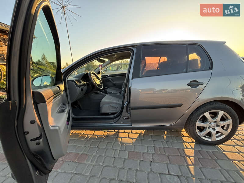 Хэтчбек Volkswagen Golf 2004 в Винниках