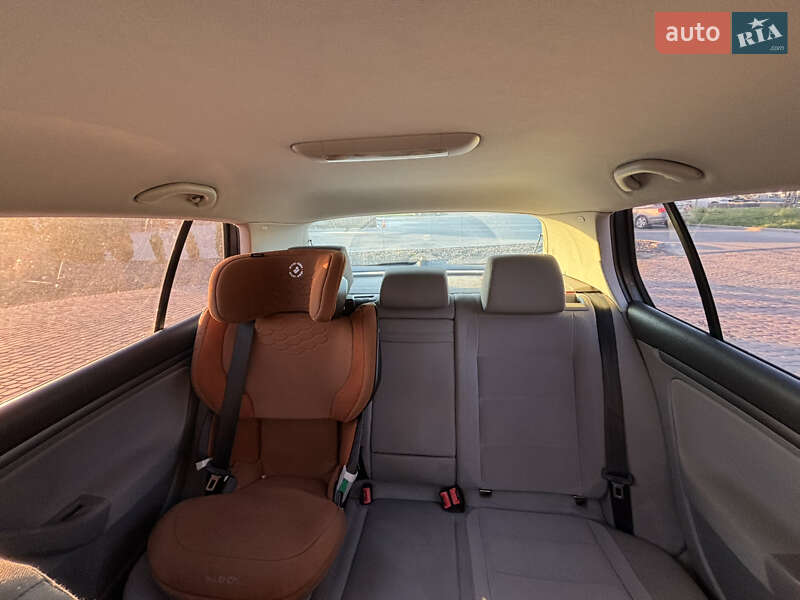 Хэтчбек Volkswagen Golf 2004 в Винниках