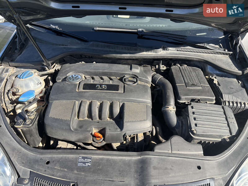 Хэтчбек Volkswagen Golf 2004 в Винниках