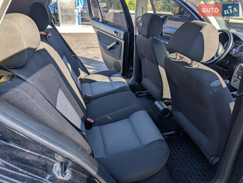 Хетчбек Volkswagen Golf 2002 в Києві