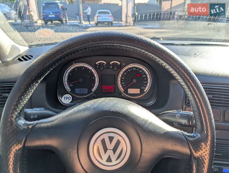 Хетчбек Volkswagen Golf 2002 в Києві