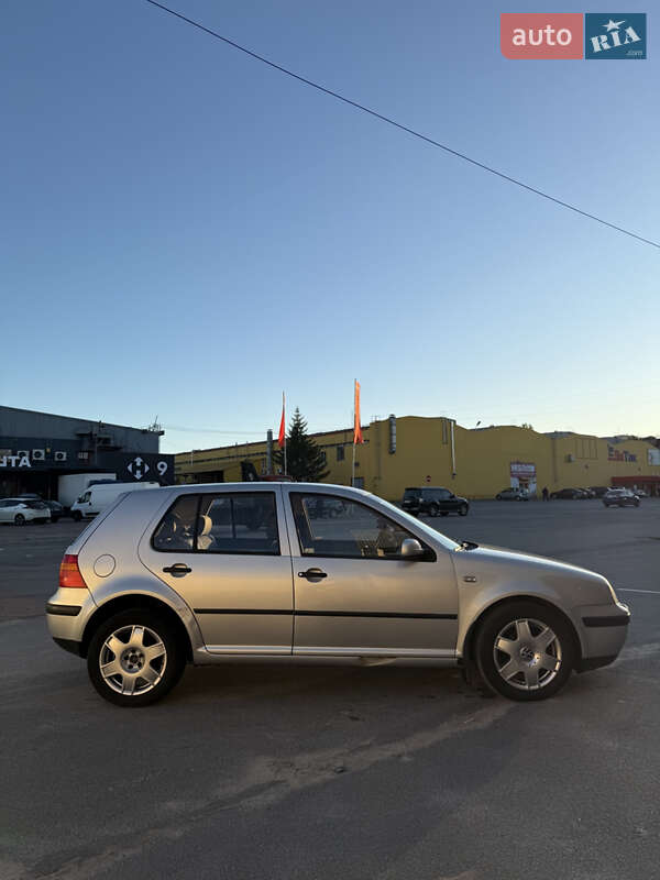 Хетчбек Volkswagen Golf 2001 в Житомирі