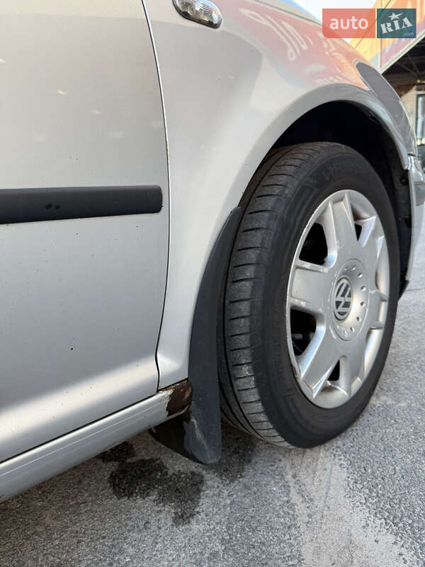 Хетчбек Volkswagen Golf 2001 в Житомирі