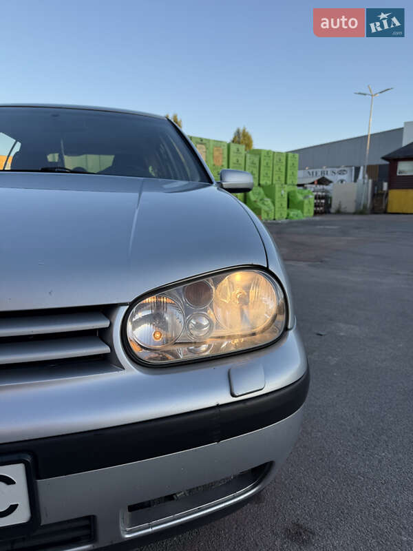 Хетчбек Volkswagen Golf 2001 в Житомирі