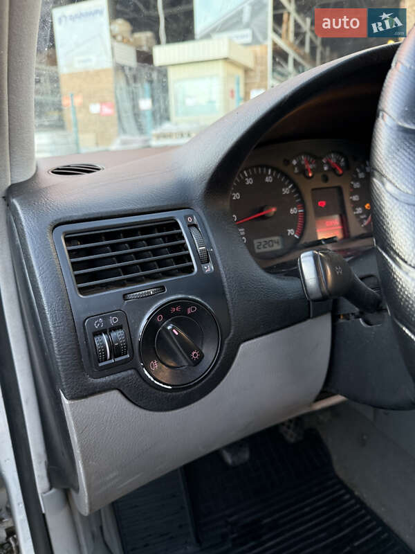 Хетчбек Volkswagen Golf 2001 в Житомирі