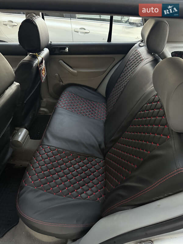 Хетчбек Volkswagen Golf 2001 в Житомирі