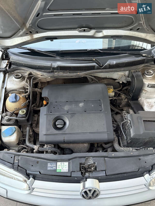 Хетчбек Volkswagen Golf 2001 в Житомирі