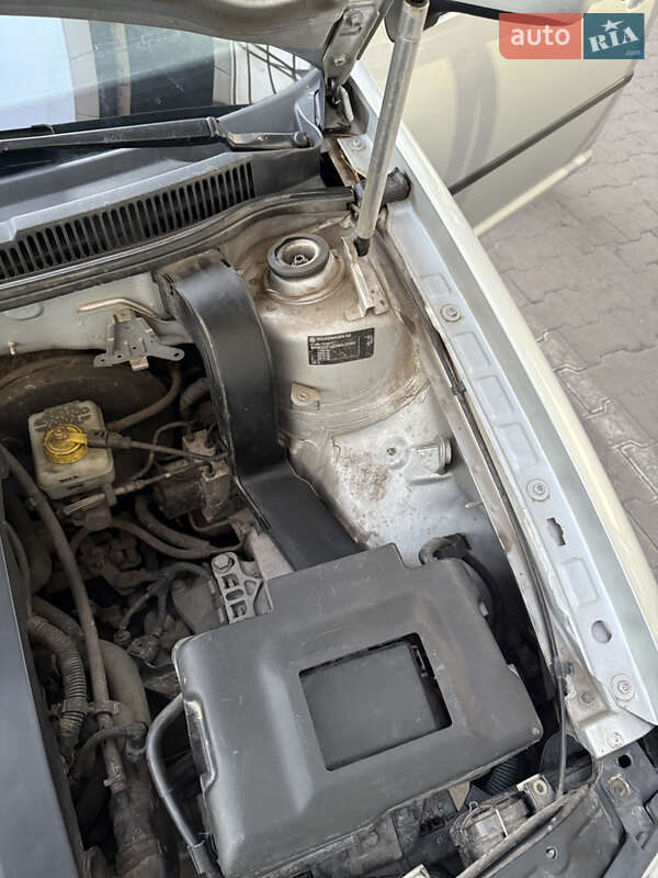 Хетчбек Volkswagen Golf 2001 в Житомирі