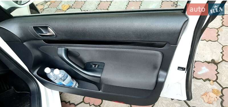 Универсал Volkswagen Golf 2011 в Черновцах