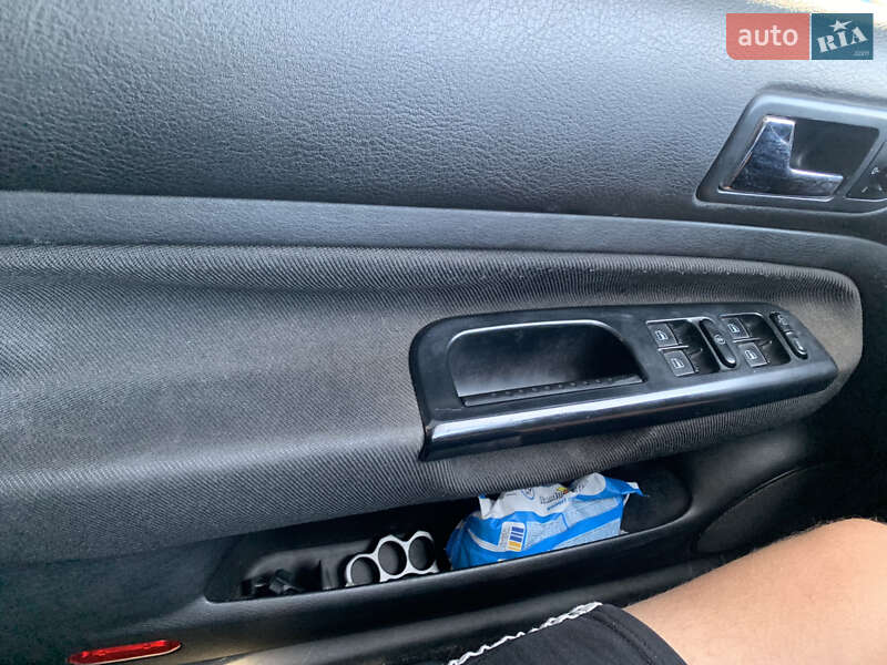 Хэтчбек Volkswagen Golf 2001 в Черкассах