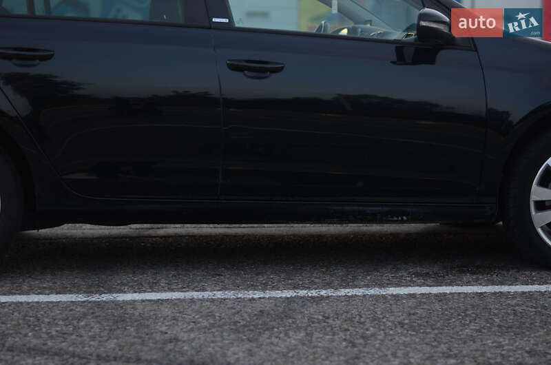 Хэтчбек Volkswagen Golf 2011 в Черновцах