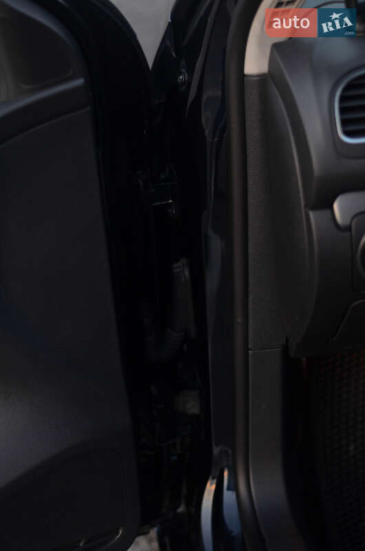 Хэтчбек Volkswagen Golf 2011 в Черновцах