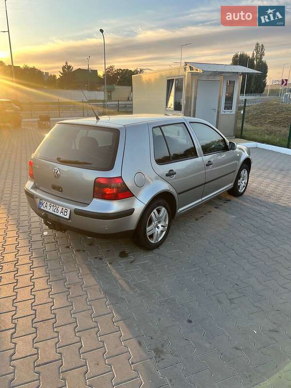 Хэтчбек Volkswagen Golf 2002 в Киеве