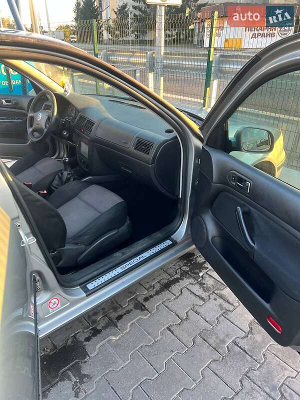 Хэтчбек Volkswagen Golf 2002 в Киеве