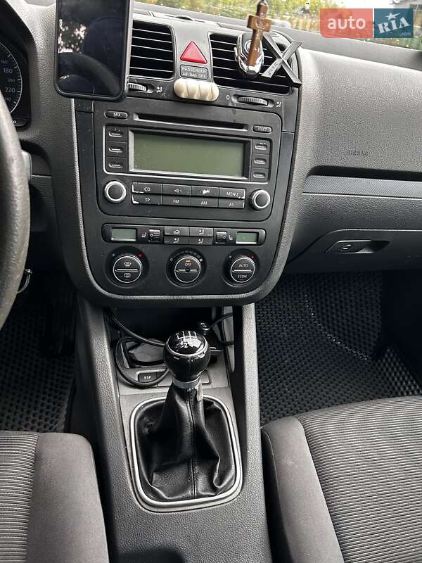 Хетчбек Volkswagen Golf 2005 в Львові