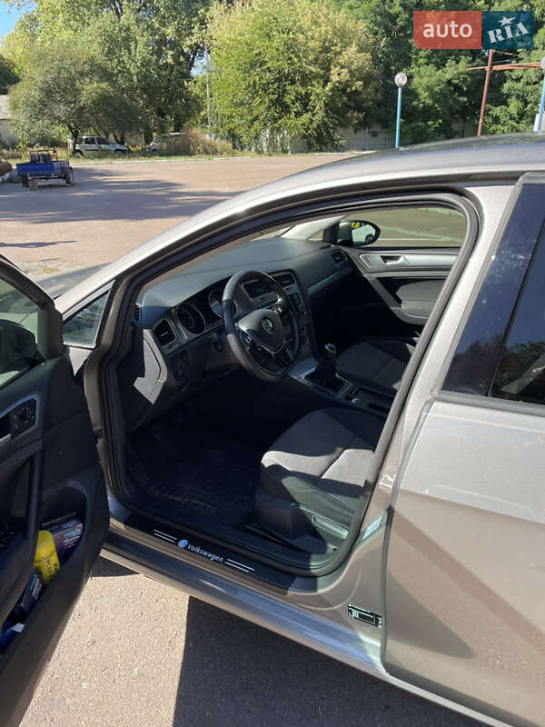 Хэтчбек Volkswagen Golf 2013 в Конотопе