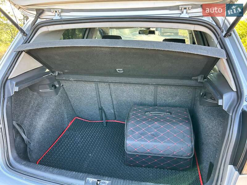 Хэтчбек Volkswagen Golf 2004 в Доброславе