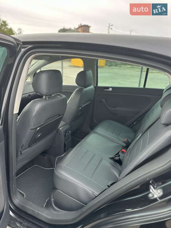 Хетчбек Volkswagen Golf 2005 в Чернівцях