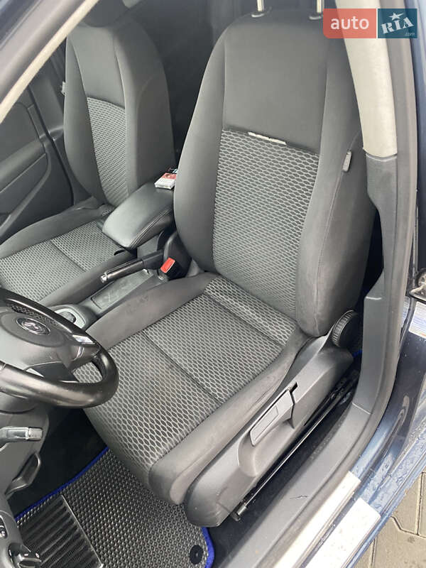 Хэтчбек Volkswagen Golf 2010 в Луцке