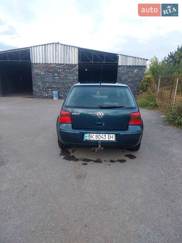 Хэтчбек Volkswagen Golf 2002 в Градижске