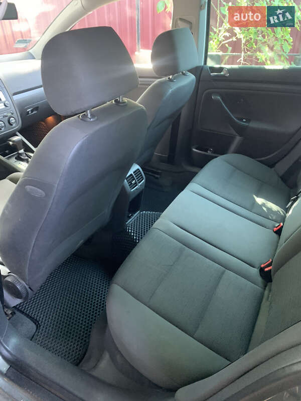 Хетчбек Volkswagen Golf 2004 в На Новій Борові