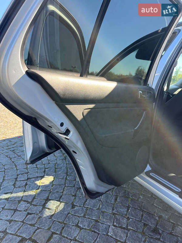 Хетчбек Volkswagen Golf 2000 в Жовкві