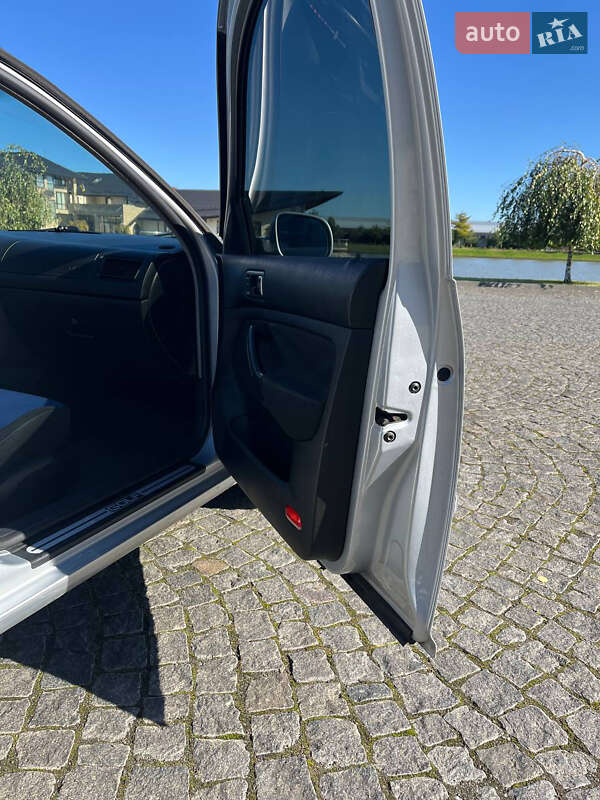 Хетчбек Volkswagen Golf 2000 в Жовкві