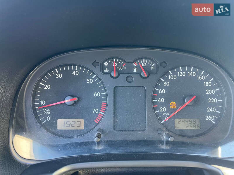 Хетчбек Volkswagen Golf 2000 в Жовкві