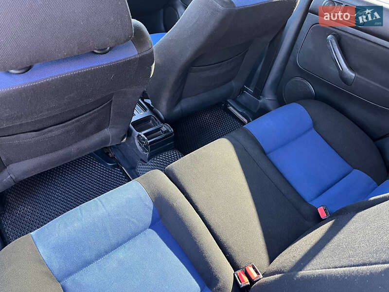 Хетчбек Volkswagen Golf 2000 в Жовкві