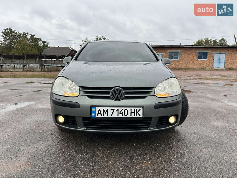 Хетчбек Volkswagen Golf 2004 в На Новій Борові