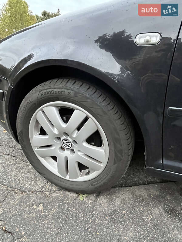 Хетчбек Volkswagen Golf 2003 в Києві