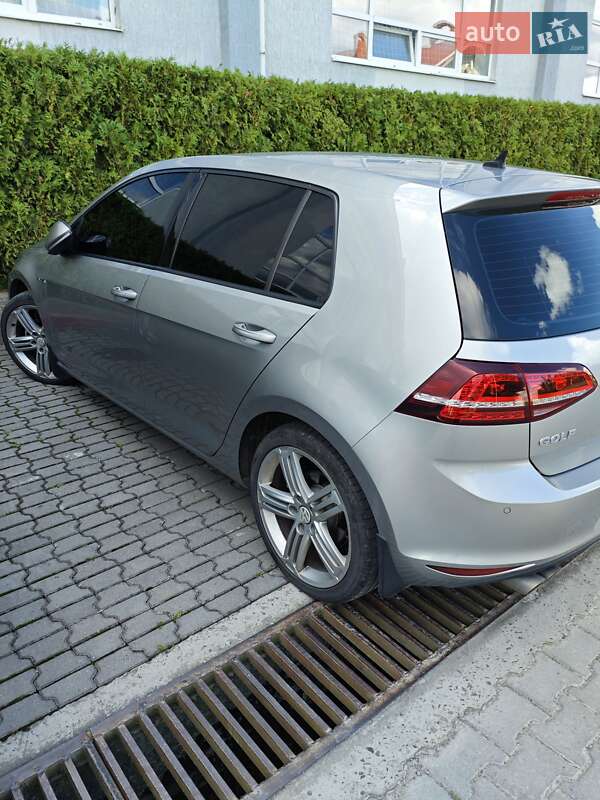 Хэтчбек Volkswagen Golf 2016 в Ужгороде