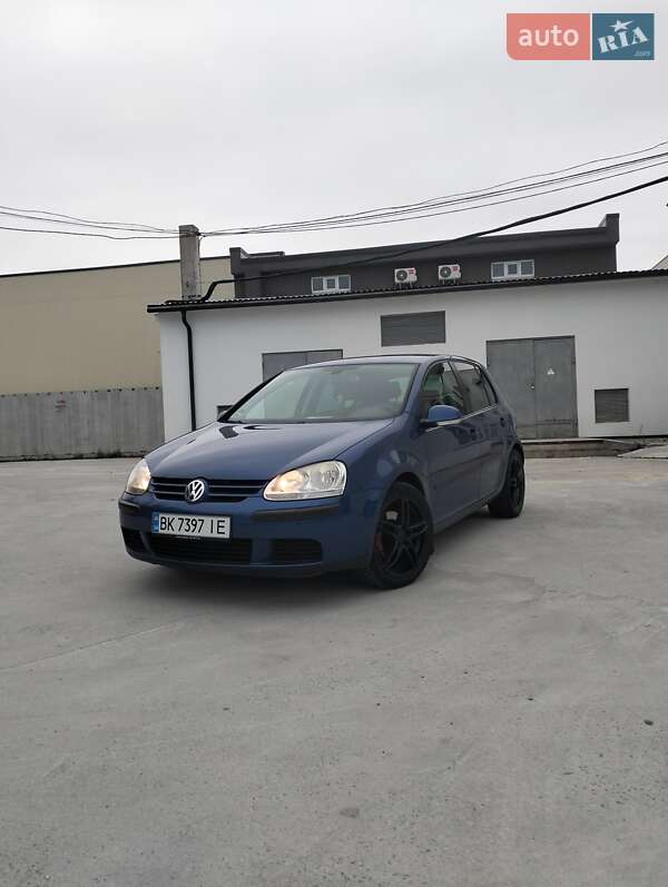 Хэтчбек Volkswagen Golf 2005 в Ровно